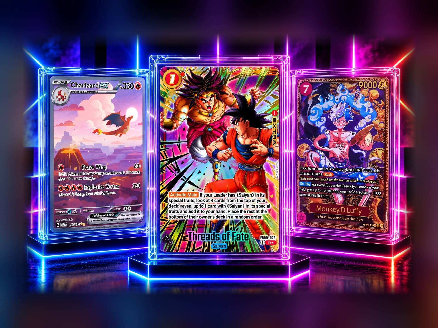 Een Charizard ex, een Dragon Ball Threads of Fate en een Monkey D. Luffy in doorzichtige houders, in neonlicht